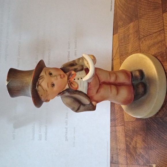 Hummel - boy singing with a music sheet, Street Singer, tiny chip on hat - Picture 1 of 4